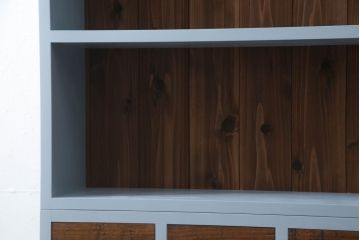 本棚を新規製作!本体はヒノキ無垢材を使用し、上下分割できる仕様に。くすんだ水色にペイント仕上げ。(ブックシェルフ、収納棚、ウッドシェルフ)