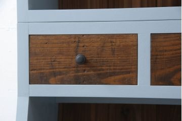 本棚を新規製作!本体はヒノキ無垢材を使用し、上下分割できる仕様に。くすんだ水色にペイント仕上げ。(ブックシェルフ、収納棚、ウッドシェルフ)