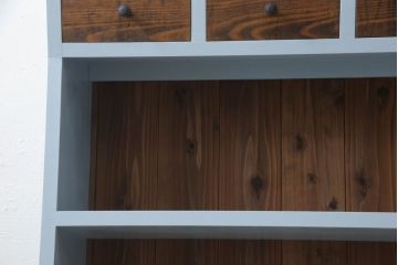 本棚を新規製作!本体はヒノキ無垢材を使用し、上下分割できる仕様に。くすんだ水色にペイント仕上げ。(ブックシェルフ、収納棚、ウッドシェルフ)