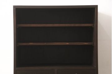 戸棚を新規製作!丸脚を取り付け、上下段引き戸にそれぞれクリアガラスとすりガラスを使用。ダークブラウンに着色仕上げ。(カップボード、食器棚、キャビネット、収納棚、飾り棚)