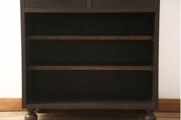 戸棚を新規製作!丸脚を取り付け、上下段引き戸にそれぞれクリアガラスとすりガラスを使用。ダークブラウンに着色仕上げ。(カップボード、食器棚、キャビネット、収納棚、飾り棚)