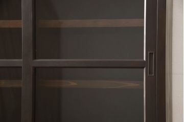 戸棚を新規製作!丸脚を取り付け、上下段引き戸にそれぞれクリアガラスとすりガラスを使用。ダークブラウンに着色仕上げ。(カップボード、食器棚、キャビネット、収納棚、飾り棚)