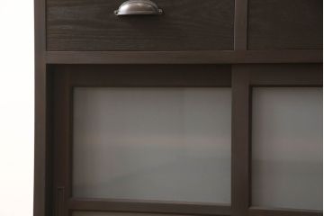 戸棚を新規製作!丸脚を取り付け、上下段引き戸にそれぞれクリアガラスとすりガラスを使用。ダークブラウンに着色仕上げ。(カップボード、食器棚、キャビネット、収納棚、飾り棚)