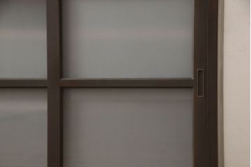 戸棚を新規製作!丸脚を取り付け、上下段引き戸にそれぞれクリアガラスとすりガラスを使用。ダークブラウンに着色仕上げ。(カップボード、食器棚、キャビネット、収納棚、飾り棚)