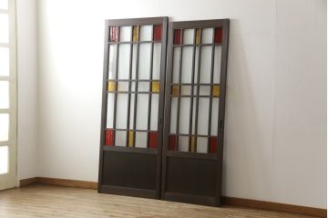 ガラス戸2点を新規製作!お客様考案のデザインをベースにガラスを配置。アンバーガラスと花菱ガラスを使用。木部はダークブラウンに着色仕上げ。(引き戸)