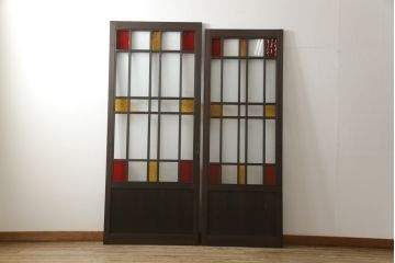 ガラス戸2点を新規製作!お客様考案のデザインをベースにガラスを配置。アンバーガラスと花菱ガラスを使用。木部はダークブラウンに着色仕上げ。(引き戸)