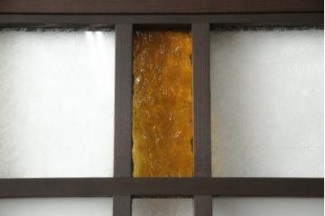 ガラス戸2点を新規製作!お客様考案のデザインをベースにガラスを配置。アンバーガラスと花菱ガラスを使用。木部はダークブラウンに着色仕上げ。(引き戸)
