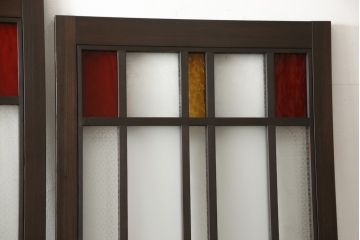 ガラス戸2点を新規製作!お客様考案のデザインをベースにガラスを配置。アンバーガラスと花菱ガラスを使用。木部はダークブラウンに着色仕上げ。(引き戸)