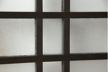 ガラス戸2点を新規製作!お客様考案のデザインをベースにガラスを配置。アンバーガラスと花菱ガラスを使用。木部はダークブラウンに着色仕上げ。(引き戸)