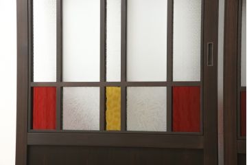 ガラス戸2点を新規製作!お客様考案のデザインをベースにガラスを配置。アンバーガラスと花菱ガラスを使用。木部はダークブラウンに着色仕上げ。(引き戸)