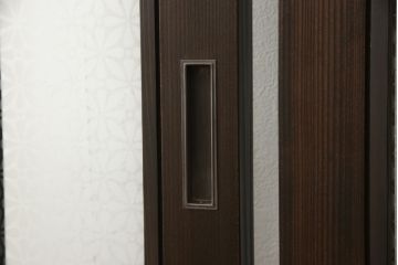 ガラス戸2点を新規製作!お客様考案のデザインをベースにガラスを配置。アンバーガラスと花菱ガラスを使用。木部はダークブラウンに着色仕上げ。(引き戸)