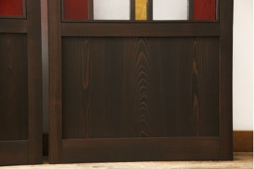 ガラス戸2点を新規製作!お客様考案のデザインをベースにガラスを配置。アンバーガラスと花菱ガラスを使用。木部はダークブラウンに着色仕上げ。(引き戸)
