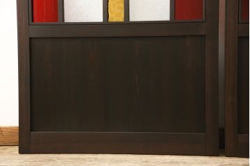 ガラス戸2点を新規製作!お客様考案のデザインをベースにガラスを配置。アンバーガラスと花菱ガラスを使用。木部はダークブラウンに着色仕上げ。(引き戸)
