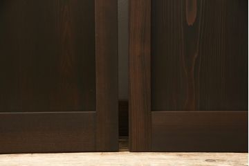 ガラス戸2点を新規製作!お客様考案のデザインをベースにガラスを配置。アンバーガラスと花菱ガラスを使用。木部はダークブラウンに着色仕上げ。(引き戸)