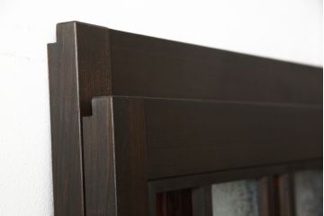 ガラス戸2点を新規製作!お客様考案のデザインをベースにガラスを配置。アンバーガラスと花菱ガラスを使用。木部はダークブラウンに着色仕上げ。(引き戸)