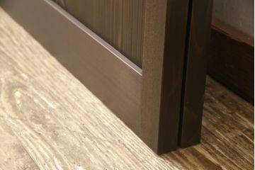 ガラス戸2点を新規製作!お客様考案のデザインをベースにガラスを配置。アンバーガラスと花菱ガラスを使用。木部はダークブラウンに着色仕上げ。(引き戸)