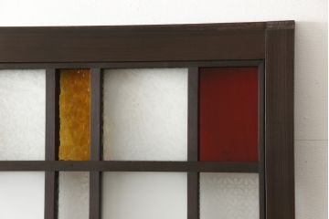 ガラス戸2点を新規製作!お客様考案のデザインをベースにガラスを配置。アンバーガラスと花菱ガラスを使用。木部はダークブラウンに着色仕上げ。(引き戸)