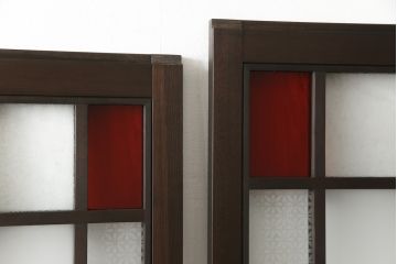 ガラス戸2点を新規製作!お客様考案のデザインをベースにガラスを配置。アンバーガラスと花菱ガラスを使用。木部はダークブラウンに着色仕上げ。(引き戸)