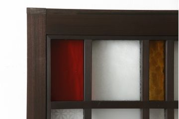 ガラス戸2点を新規製作!お客様考案のデザインをベースにガラスを配置。アンバーガラスと花菱ガラスを使用。木部はダークブラウンに着色仕上げ。(引き戸)
