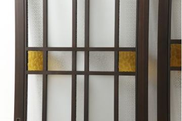 ガラス戸2点を新規製作!お客様考案のデザインをベースにガラスを配置。アンバーガラスと花菱ガラスを使用。木部はダークブラウンに着色仕上げ。(引き戸)