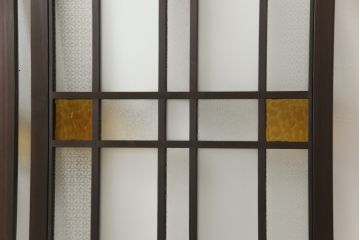 ガラス戸2点を新規製作!お客様考案のデザインをベースにガラスを配置。アンバーガラスと花菱ガラスを使用。木部はダークブラウンに着色仕上げ。(引き戸)