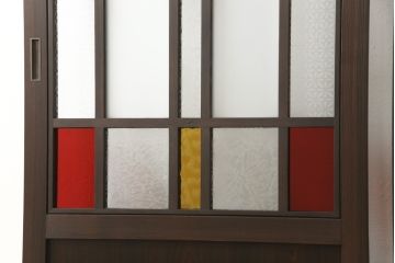 ガラス戸2点を新規製作!お客様考案のデザインをベースにガラスを配置。アンバーガラスと花菱ガラスを使用。木部はダークブラウンに着色仕上げ。(引き戸)
