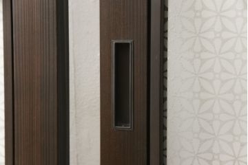 ガラス戸2点を新規製作!お客様考案のデザインをベースにガラスを配置。アンバーガラスと花菱ガラスを使用。木部はダークブラウンに着色仕上げ。(引き戸)