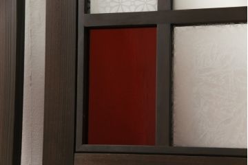 ガラス戸2点を新規製作!お客様考案のデザインをベースにガラスを配置。アンバーガラスと花菱ガラスを使用。木部はダークブラウンに着色仕上げ。(引き戸)