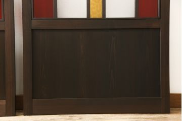 ガラス戸2点を新規製作!お客様考案のデザインをベースにガラスを配置。アンバーガラスと花菱ガラスを使用。木部はダークブラウンに着色仕上げ。(引き戸)