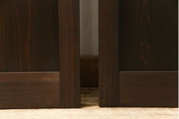 ガラス戸2点を新規製作!お客様考案のデザインをベースにガラスを配置。アンバーガラスと花菱ガラスを使用。木部はダークブラウンに着色仕上げ。(引き戸)