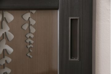 透かし彫りガラス戸を新規製作!表面にクリアガラス、裏面にすりガラスを取り付け。枠はご希望の色味に着色仕上げ。(引き戸、建具)