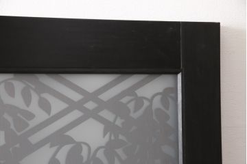 透かし彫りガラス戸を新規製作!表面にクリアガラス、裏面にすりガラスを取り付け。枠はご希望の色味に着色仕上げ。(引き戸、建具)