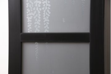 透かし彫りガラス戸を新規製作!表面にクリアガラス、裏面にすりガラスを取り付け。枠はご希望の色味に着色仕上げ。(引き戸、建具)