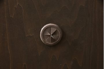 収納棚を新規製作!背面に配線用穴あけ加工を施し、棚板は可動式に。ご希望の色味に着色仕上げ。(サイドボード、サイドキャビネット、ローボード、テレビ台、テレビボード)