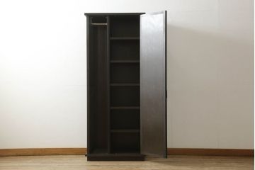 ハンガー収納付姿見を新規製作!鏡面内部は可動式の棚板5枚とハンガーアイアンを取り付け。濃い茶色で着色仕上げ。(洋服タンス、収納棚、戸棚、キャビネット、ワードローブ)