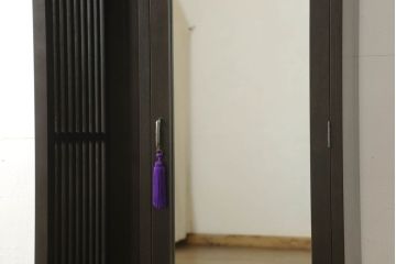 ハンガー収納付姿見を新規製作!鏡面内部は可動式の棚板5枚とハンガーアイアンを取り付け。濃い茶色で着色仕上げ。(洋服タンス、収納棚、戸棚、キャビネット、ワードローブ)