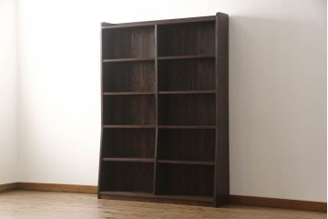 本棚を新規製作!希望のサイズ、棚5段のデザインで。背板側下方に巾木用の切り欠き加工を施し、当店商品を参考に着色。(ブックシェルフ、収納棚、ウッドシェルフ、オープンラック、飾り棚、陳列棚)
