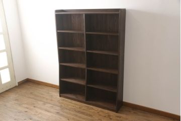 本棚を新規製作!希望のサイズ、棚5段のデザインで。背板側下方に巾木用の切り欠き加工を施し、当店商品を参考に着色。(ブックシェルフ、収納棚、ウッドシェルフ、オープンラック、飾り棚、陳列棚)