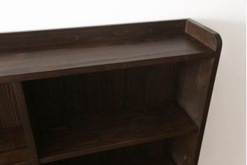 本棚を新規製作!希望のサイズ、棚5段のデザインで。背板側下方に巾木用の切り欠き加工を施し、当店商品を参考に着色。(ブックシェルフ、収納棚、ウッドシェルフ、オープンラック、飾り棚、陳列棚)