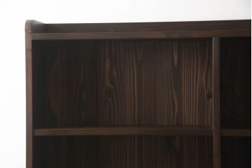 本棚を新規製作!希望のサイズ、棚5段のデザインで。背板側下方に巾木用の切り欠き加工を施し、当店商品を参考に着色。(ブックシェルフ、収納棚、ウッドシェルフ、オープンラック、飾り棚、陳列棚)