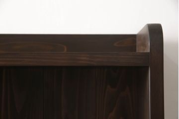 本棚を新規製作!希望のサイズ、棚5段のデザインで。背板側下方に巾木用の切り欠き加工を施し、当店商品を参考に着色。(ブックシェルフ、収納棚、ウッドシェルフ、オープンラック、飾り棚、陳列棚)