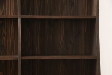 本棚を新規製作!希望のサイズ、棚5段のデザインで。背板側下方に巾木用の切り欠き加工を施し、当店商品を参考に着色。(ブックシェルフ、収納棚、ウッドシェルフ、オープンラック、飾り棚、陳列棚)