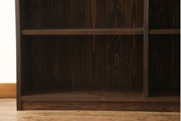本棚を新規製作!希望のサイズ、棚5段のデザインで。背板側下方に巾木用の切り欠き加工を施し、当店商品を参考に着色。(ブックシェルフ、収納棚、ウッドシェルフ、オープンラック、飾り棚、陳列棚)