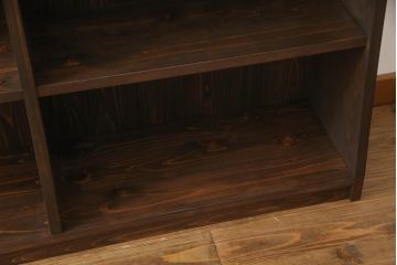 本棚を新規製作!希望のサイズ、棚5段のデザインで。背板側下方に巾木用の切り欠き加工を施し、当店商品を参考に着色。(ブックシェルフ、収納棚、ウッドシェルフ、オープンラック、飾り棚、陳列棚)