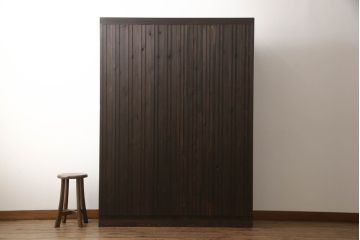 本棚を新規製作!希望のサイズ、棚5段のデザインで。背板側下方に巾木用の切り欠き加工を施し、当店商品を参考に着色。(ブックシェルフ、収納棚、ウッドシェルフ、オープンラック、飾り棚、陳列棚)