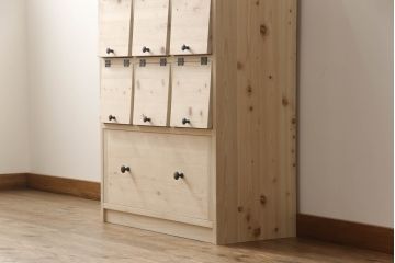 パタパタ扉のマス目棚を新規製作!上段は3×3のマス目に、下段は大容量の引き出しを設置。(収納棚、キャビネット、引き出し、戸棚、ロッカー)