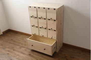 パタパタ扉のマス目棚を新規製作!上段は3×3のマス目に、下段は大容量の引き出しを設置。(収納棚、キャビネット、引き出し、戸棚、ロッカー)
