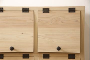パタパタ扉のマス目棚を新規製作!上段は3×3のマス目に、下段は大容量の引き出しを設置。(収納棚、キャビネット、引き出し、戸棚、ロッカー)