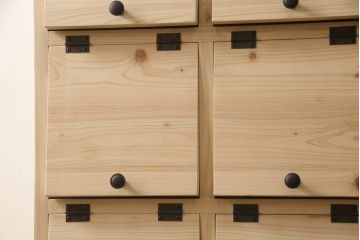 パタパタ扉のマス目棚を新規製作!上段は3×3のマス目に、下段は大容量の引き出しを設置。(収納棚、キャビネット、引き出し、戸棚、ロッカー)