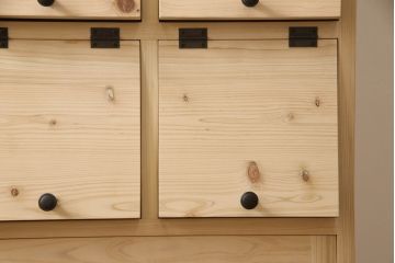 パタパタ扉のマス目棚を新規製作!上段は3×3のマス目に、下段は大容量の引き出しを設置。(収納棚、キャビネット、引き出し、戸棚、ロッカー)